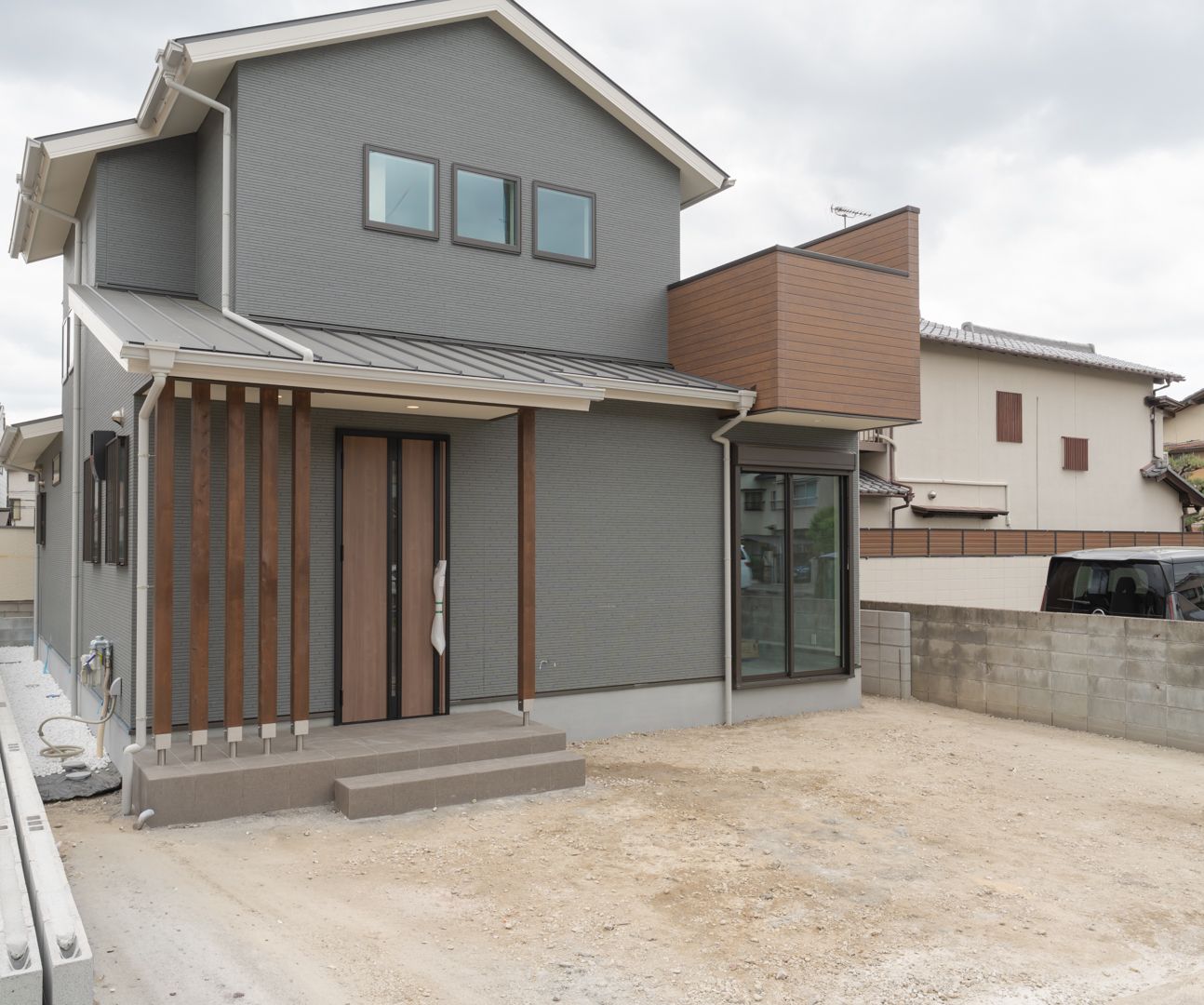 木格子をまとった住宅の外観