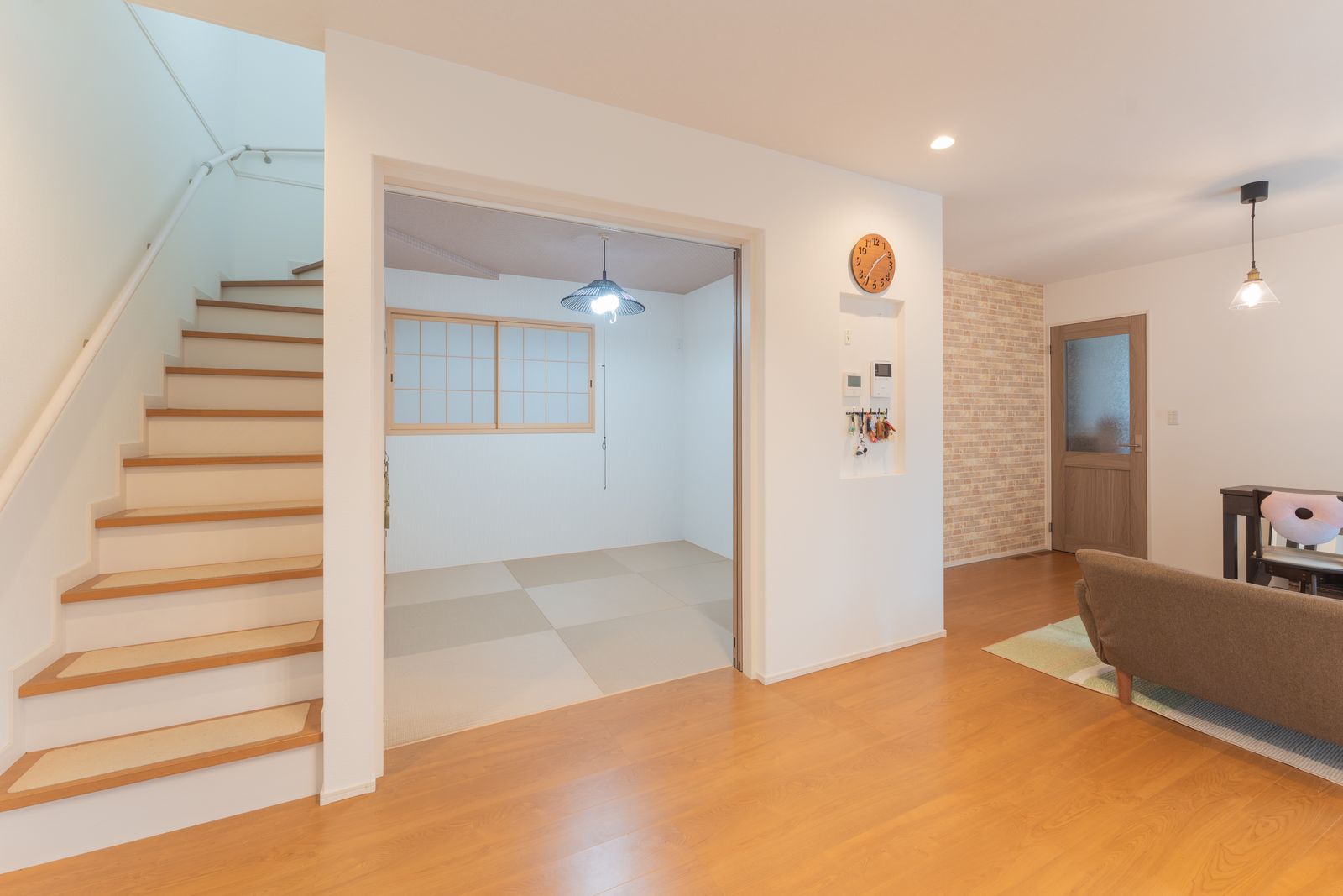 階段を望む住宅の居間